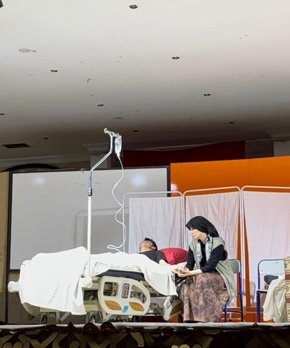 'Kırık Işıklar' tiyatro oyunu ayakta alkışlandı