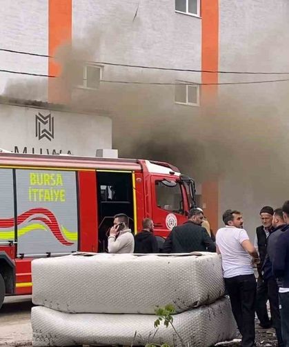 Koltuk fabrikasında korkutan yangın: 2 kişi dumandan etkilendi
