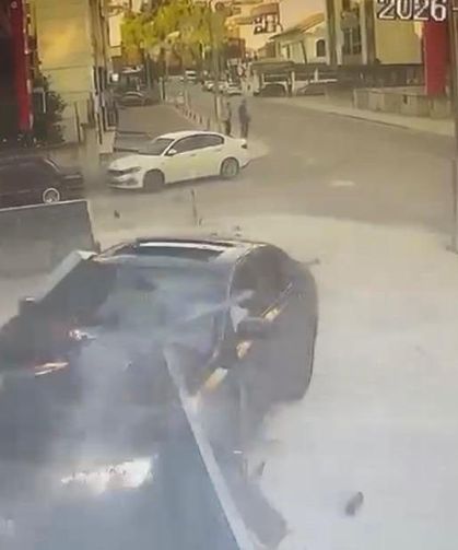 Kontrolden çıkan otomobil, danışmanlık merkezine daldı: O anlar kamerada