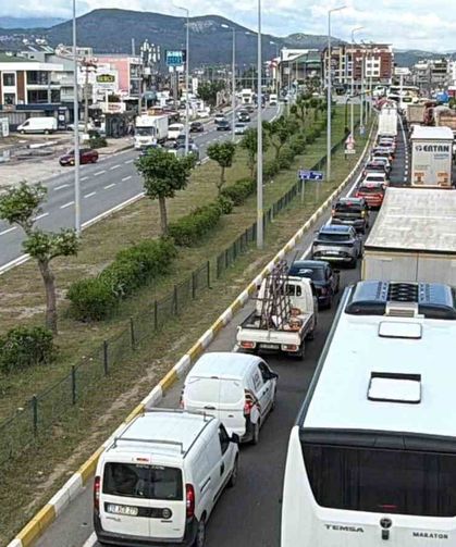 Kuzey Ege'de trafikte 9 günlük bayram tatili yoğunluğu başladı