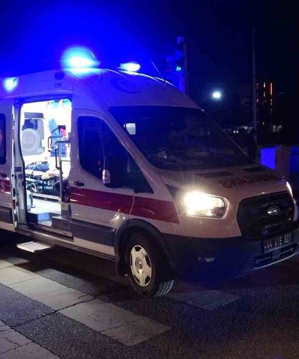 Otomobil ile çarpışan hafif ticari araç yan yattı