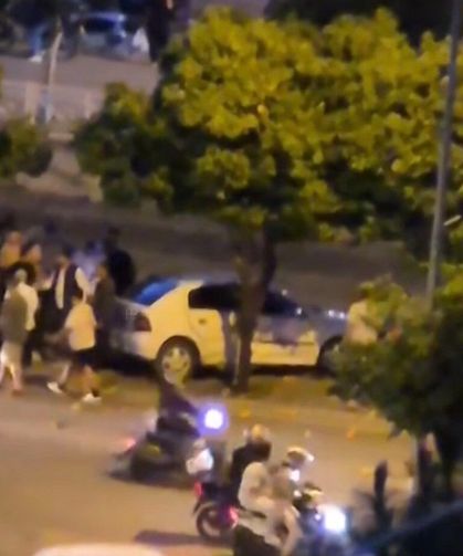 Otomobil, sulama kanalı korkuluğuna çarpıp asılı kaldı