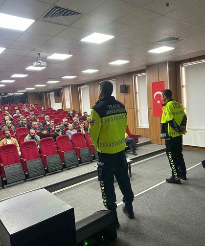 Patnos'ta okul servis şoförlerine trafik eğitimi verildi