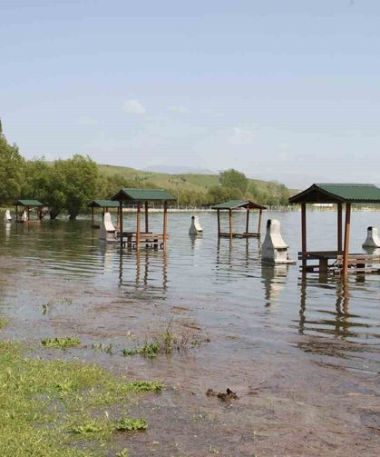 Sivas ile Giresun'un arasında yer alan 64 km'lik baraj dolup taştı