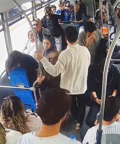 Şoför sürdü, sağlık çalışanı müdahale etti: Otobüsteki panik anları kamerada
