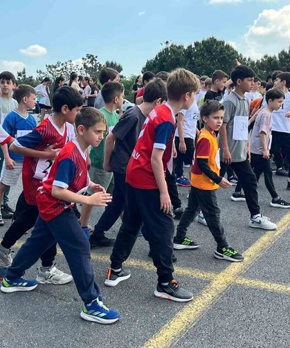 Ümraniye'de genç sporcular kros parkurunda yarıştı