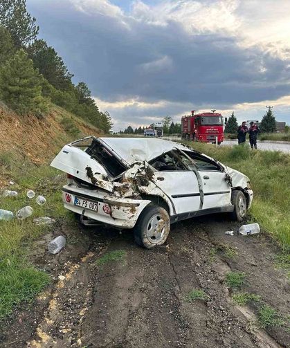 Uşak'ta otomobil şarampole devrildi: 3 yaralı