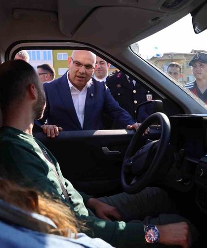 Vali Koç, vatandaşların bayramını kutladı, sürücülere çikolata ikram etti