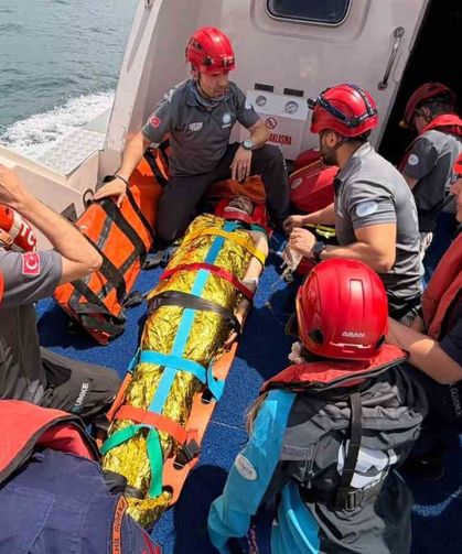 Yalova açıklarında gemide yaralanan personel tahliye edildi