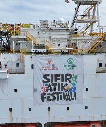 Yavuz Derin Deniz Sondaj Gemisi'ne 'Sıfır Atık Festivali' yazılı bir pankart asıldı