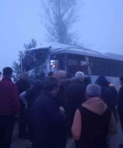 Yolcu midibüsü ile yakıt yüklü tır çarpıştı: 3 yaralı