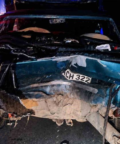 Bankette duran otomobile çarpan araç hurdaya döndü: 6 yaralı