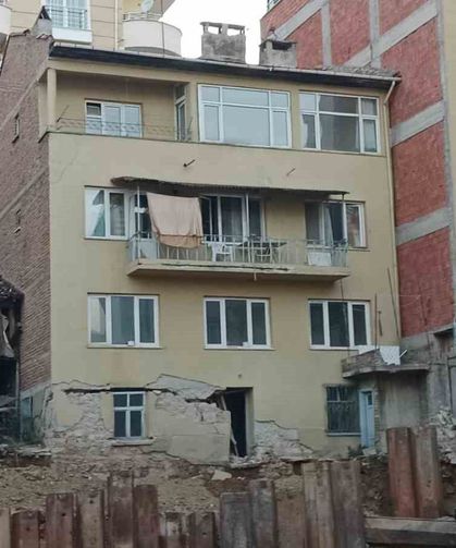 Bilecik'te temel kazısı yapılan sokağın yanındaki 3 katlı bina tahliye edildi