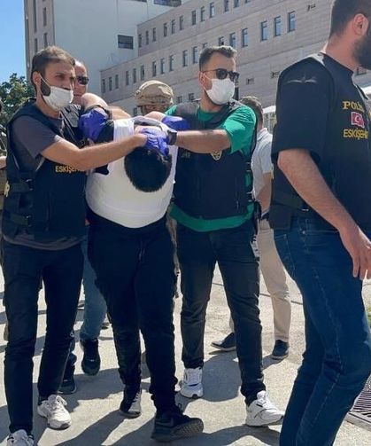 Eskişehir'de neo-nazi sembolü olan hücum yeleği ile 5 kişiyi bıçaklayan saldırgan hayatını kaybetti