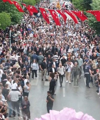Isparta'da Uluslararası Gül Festivali coşkusu: Binlerce kişi kortejde buluştu