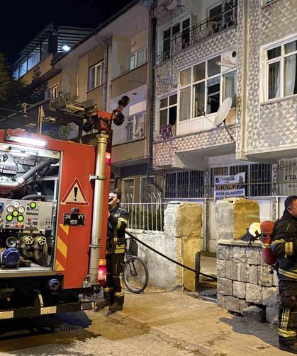 Kayseri'de 4 katlı binada yangın: Anne ve iki çocuğu dumandan etkilendi