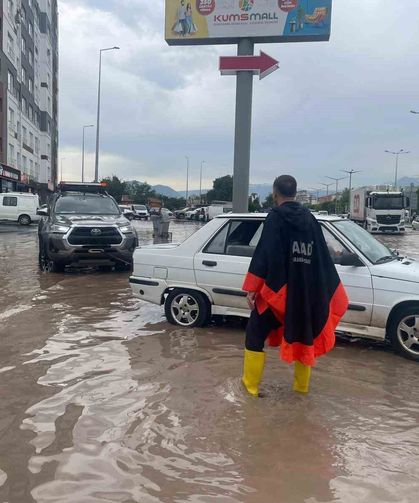 Kayseri'de yağışta araçlarıyla mahsur kalan vatandaşlar kurtarıldı
