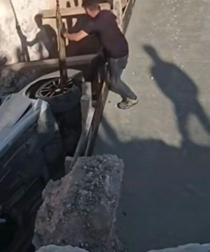 Kontrolden çıkan lüks otomobil köprü inşaatı çukuruna düştü