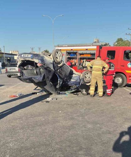Motosikletin çarptığı otomobil devirildi: 4 yaralı