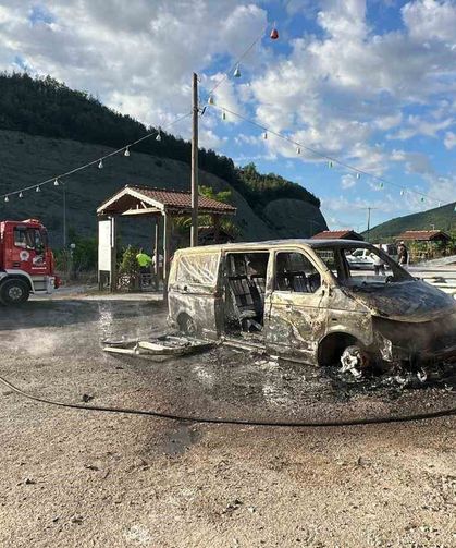 Park halindeki panelvan alevlere teslim oldu