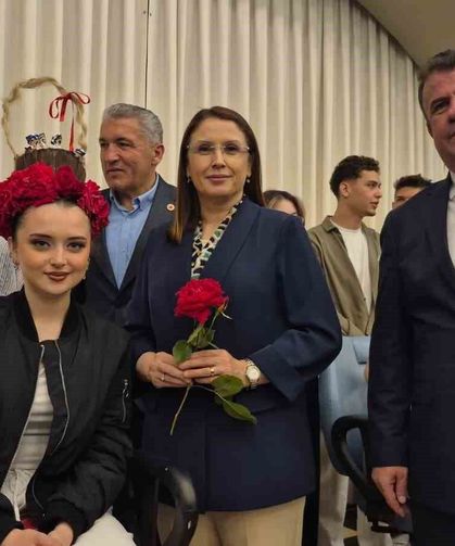Sepet şeklinde tasarlanan insan saçında çikolata ikramı