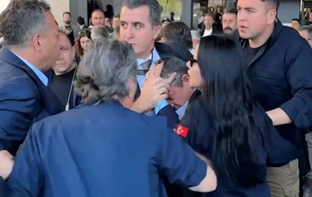 CHP Genel Başkanı Özgür Özel’e tören çıkışında saldırı