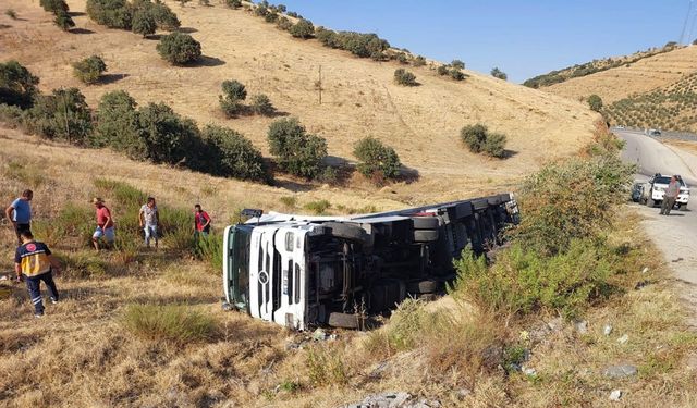 Yan yatan tırın sürücüsü yaralandı