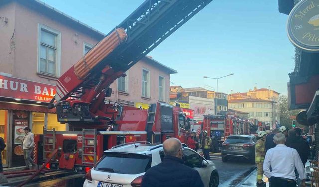 Çatı katında çıkan yangın paniğe neden oldu