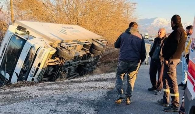 Yoldan çıkan kamyonun sürücü yaralandı