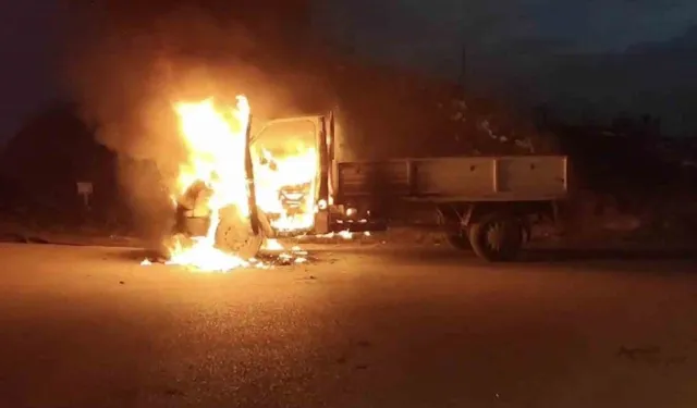 Seyir halindeki kamyonet alevler içinde kaldı