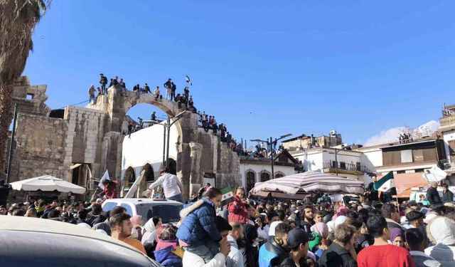 Emevi Camii’nde özgür Suriye’nin ilk cuma namazı