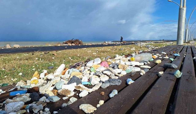 Karadeniz’in hırçın dalgaları yürüyüş yoluna zarar verdi