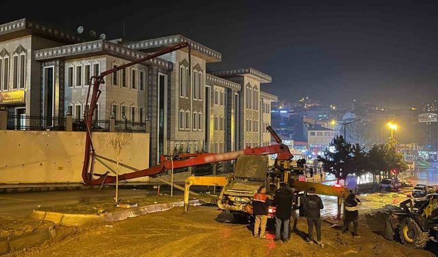 Trafik kazası: Beton pompası devrildi