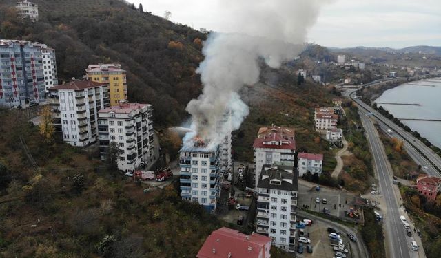 Sürmene’de 8 katlı binanın çatısında yangın meydana geldi