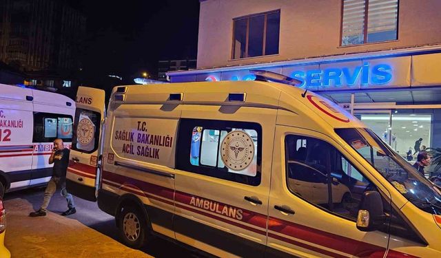 Ambulans ile otomobil çarpıştı: 2 yaralı