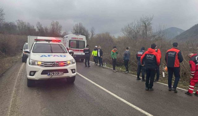 Yağıştan dolayı yoldan çıkan otomobil şarampole devrildi