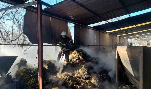 100 saman balyası yanarak kullanılamaz hale geldi