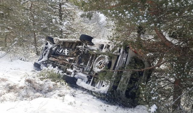Köy minibüsü devrildi, 2 öğretmen yaralandı