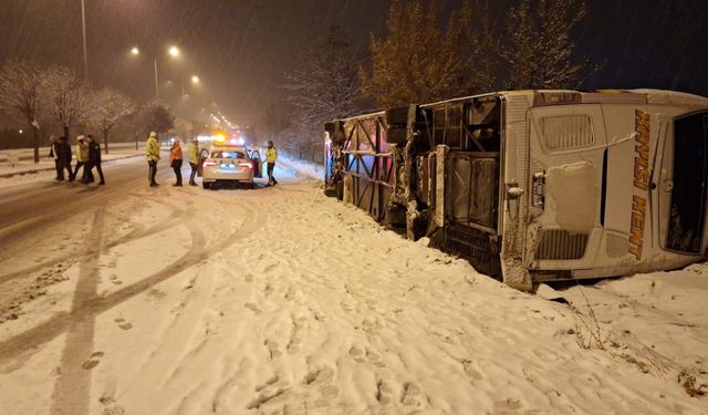 Yolcu otobüsü buzlu yolda devrildi