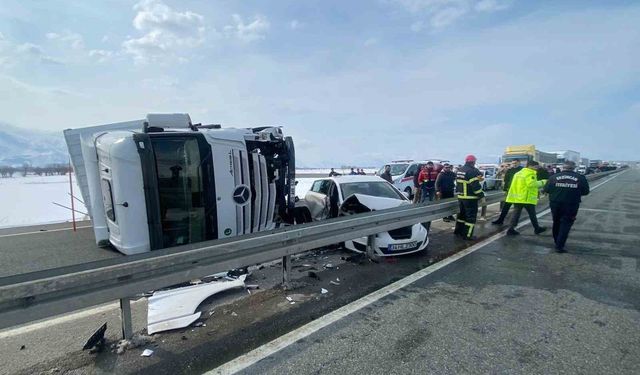 Tır ile otomobil çarpıştı, 3 kişi yaralandı