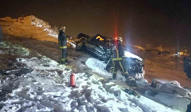 Erciş'te bir kamyonet takla attı
