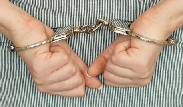 Aranan kişi dolabın içinde yakalandı