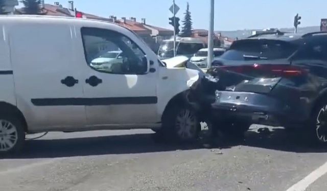Hafif ticari araç ile otomobil çarpıştı: 3 yaralı