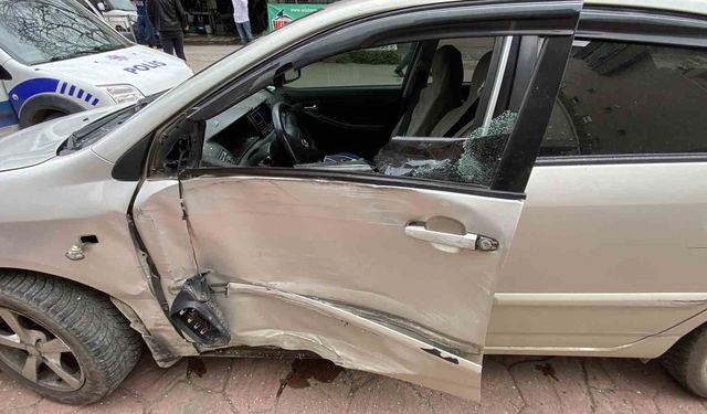 Freni tutmayan otomobilden kıl payı kurtuldu