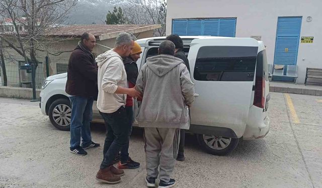 Üç düzensiz göçmen göç idaresine teslim edildi