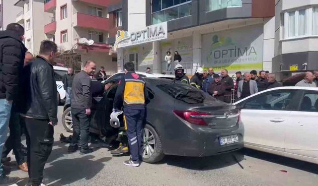 Gözleri kararan sürücü, 3 araca çarptı