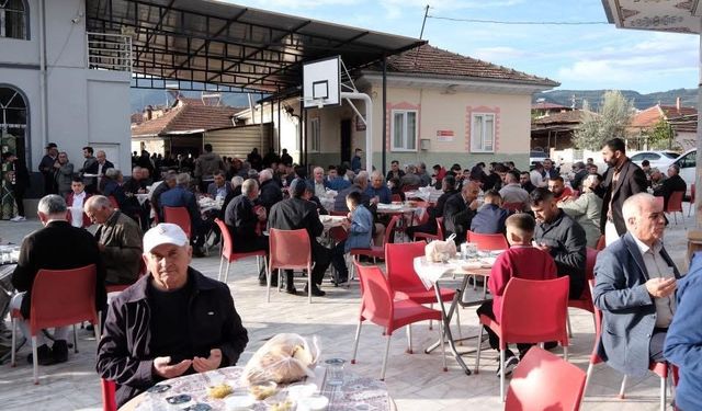 Geleneksel bayram yemeği mahalleliyi bir araya getirdi