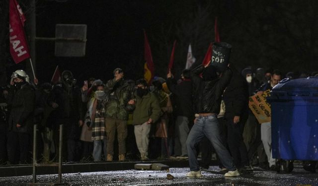 Ankara'da, polisler yolu kapatınca eylem yeri değişti