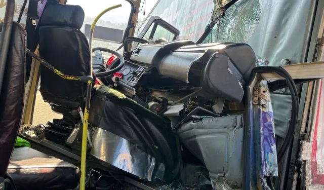 Artvin'de minibüsün tıra çarptığı kazada 12 kişi yaralandı