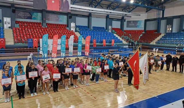 Düzce'de badminton müsabakaları başladı